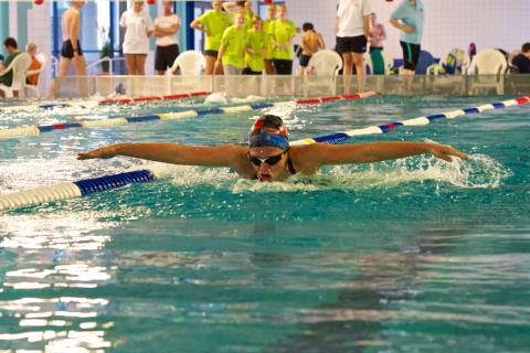 Johanna Dechend fliegt übers Wasser.